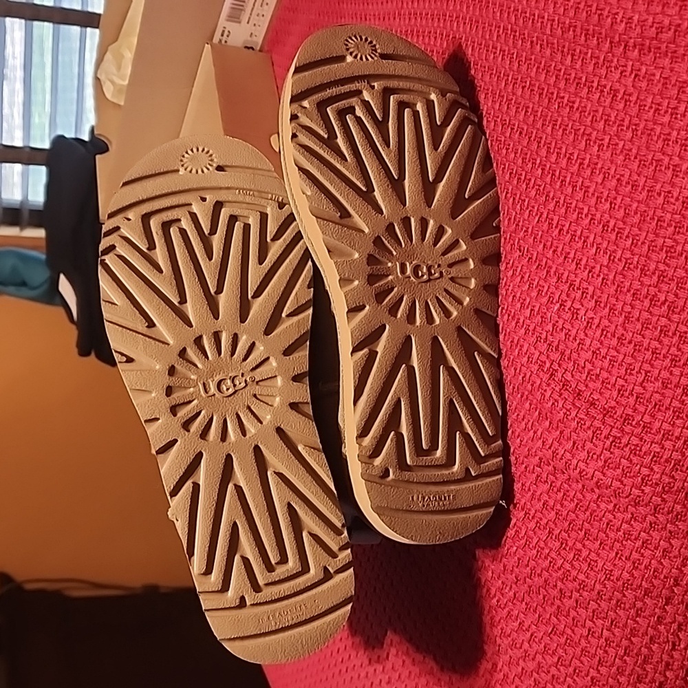 UGG - Picture 6 of 9